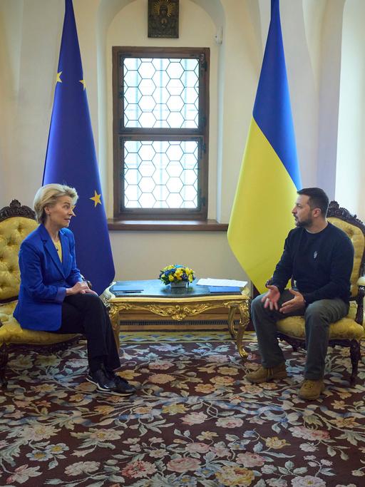 Der ukrainische Präsident Wolodymyr Selensky beim Treffen mit der Präsidentin der EU-Kommission, Ursula von der Leyen in Kiew. 