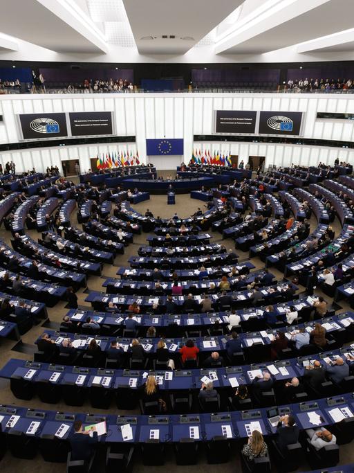 Abgeordnete und Gäste sitzen während den Feierlichkeiten zum 70-jährigen Bestehen im Gebäude des Europäischen Parlaments. Das Europäische Parlament feiert mit einem Festakt 70 Jahre gelebte Demokratie.
