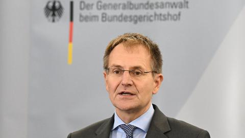 Generalbundesanwalt Peter Frank gibt eine Erklärung ab.