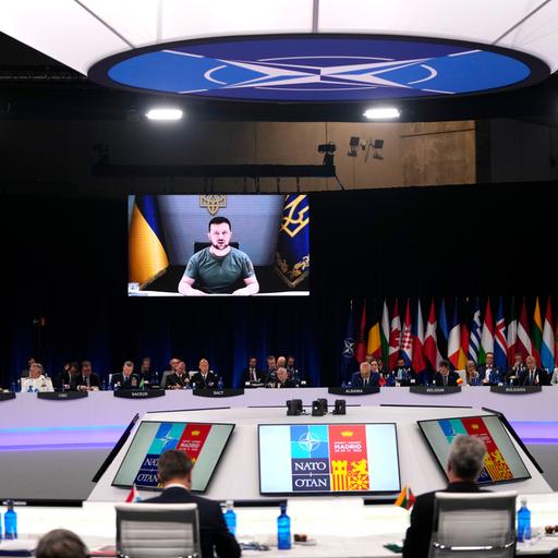 Madrid: Wolodymyr Selenskyj, Präsident der Ukraine, spricht während des NATO-Gipfels über eine Videoverbindung zu den Mitgliedern.