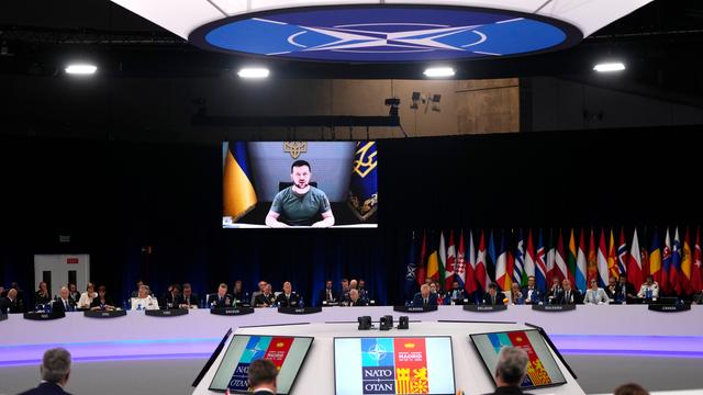 Madrid: Wolodymyr Selenskyj, Präsident der Ukraine, spricht während des NATO-Gipfels über eine Videoverbindung zu den Mitgliedern.