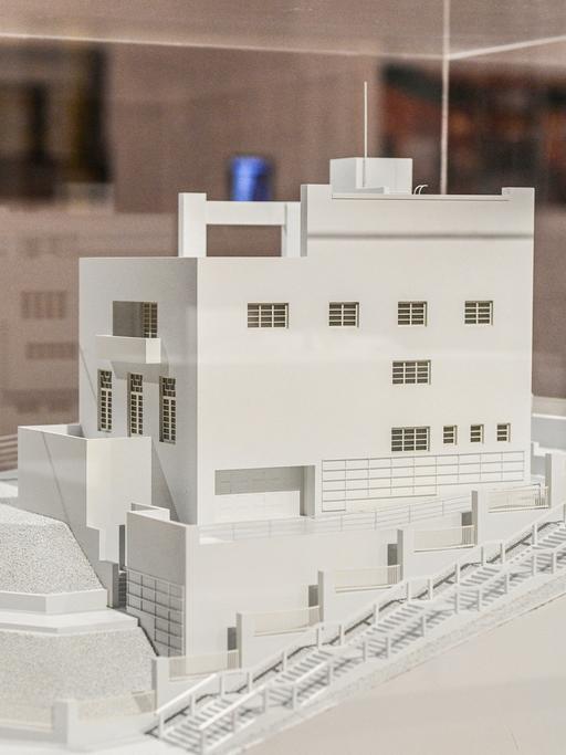 Ein Architektur-Modell einer Villa steht in einem Glaskasten im Museum.