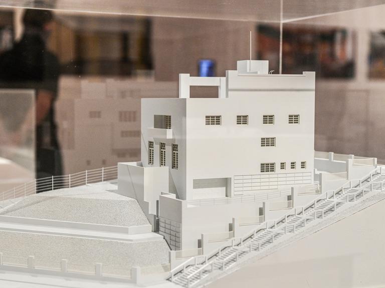Ein Architektur-Modell einer Villa steht in einem Glaskasten im Museum.