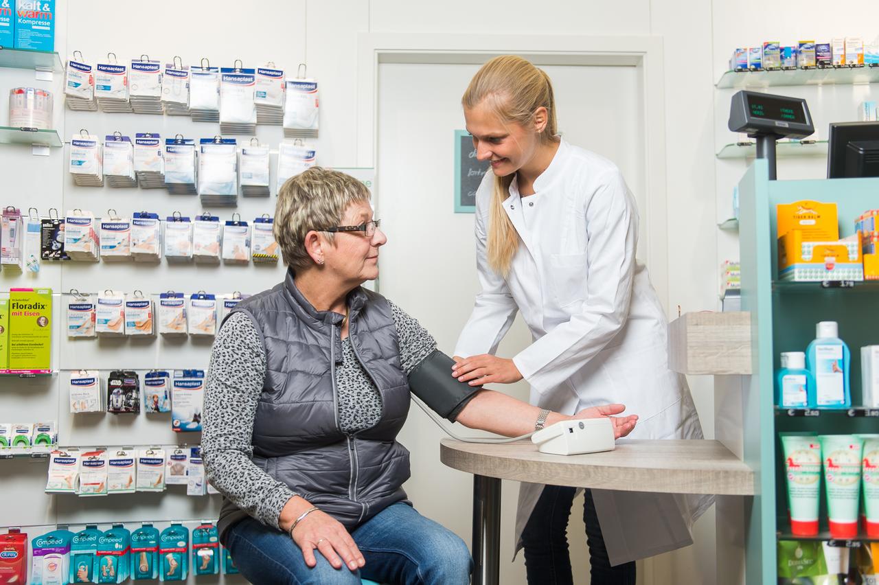 Eine Apothekerin misst am 28.03.2017 in einer Apotheke in Flensburg den Blutdruck bei einer Kundin Eine Apothekerin misst am 28.03.2017 in einer Apotheke in Flensburg den Blutdruck bei einer Kundin
