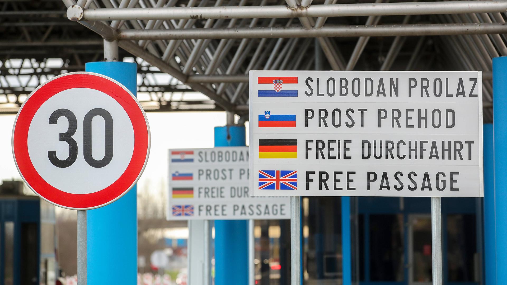 Ein Grenzübergang, an dem ein 30-km-Tempo-Schild neben einem weiteren Schild steht, auf dem in vier Sprachen - auch der kroatischen - Freie Durchfahrt steht. Ein Grenzübergang, an dem ein 30-km-Tempo-Schild neben einem weiteren Schild steht, auf dem in vier Sprachen - auch der kroatischen - Freie Durchfahrt steht.
