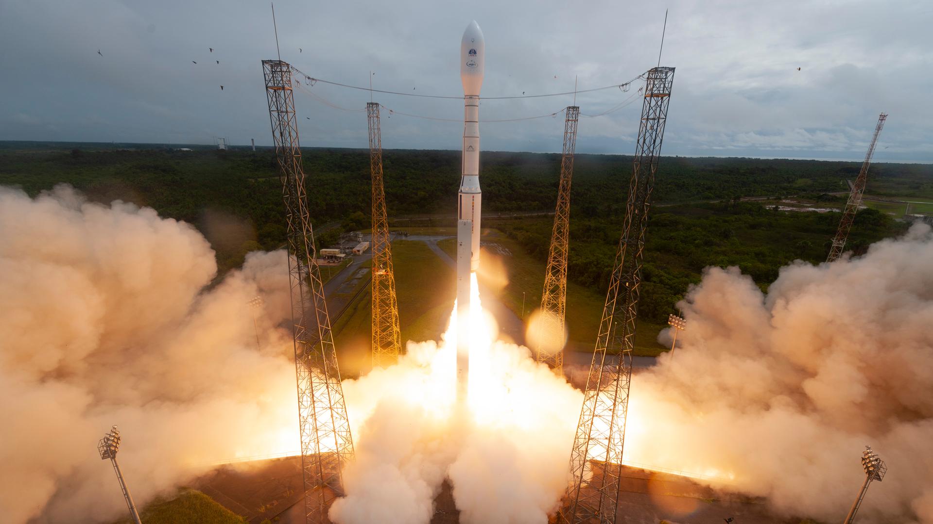 Liftoff! Die Vega-C-Rakete hebt von der Startrampe ab Liftoff! Die Vega-C-Rakete hebt von der Startrampe ab