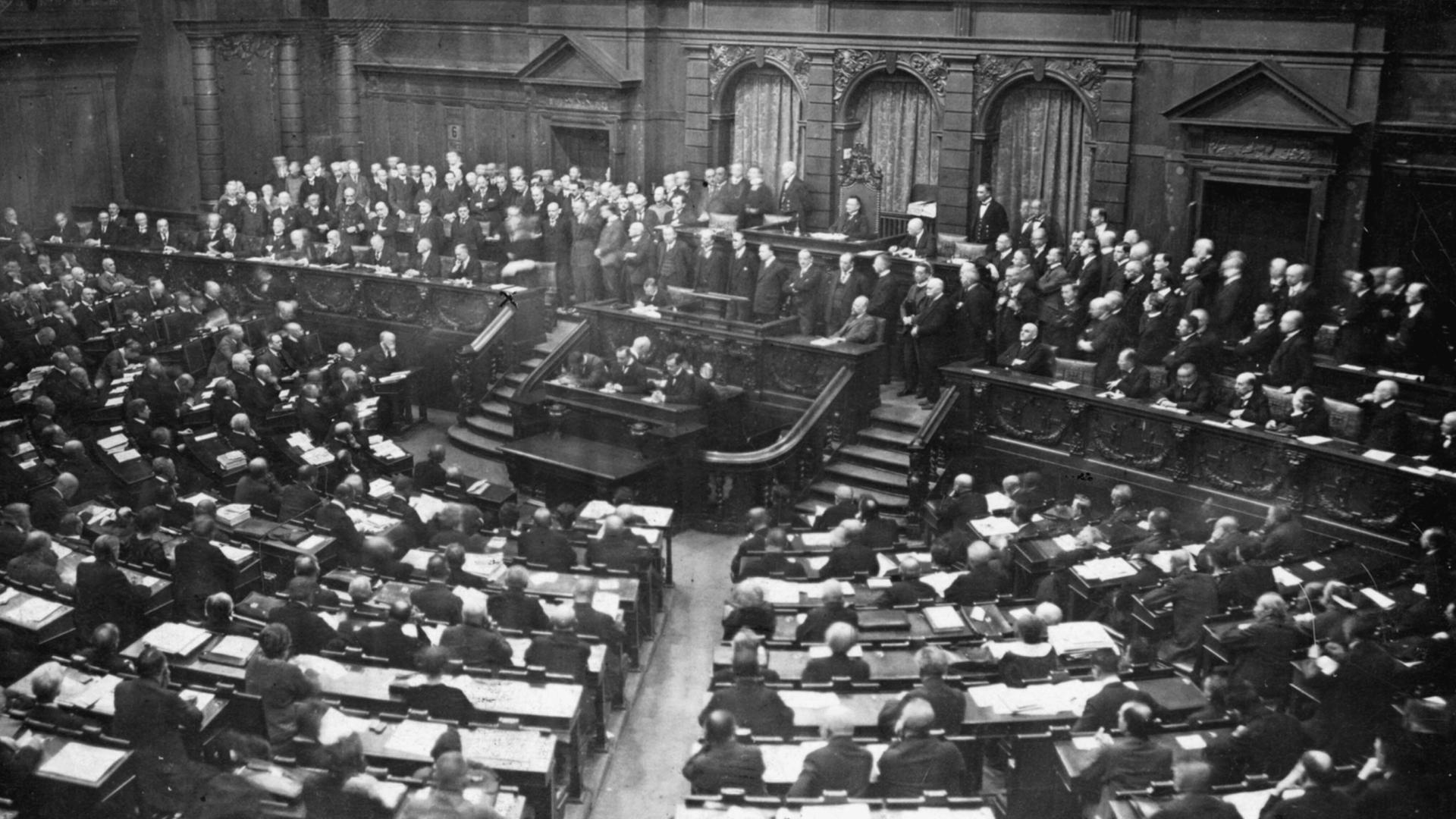 Rede von Reichskanzler Wilhelm Cuno im Reichstag, in der er den Protest der Regierung zur Ruhrbesetzung durch französische und belgische Truppen ab 11.1.1923, zum Ausdruck bringt. Blick in den Plenarsaal, während der Rede von Reichskanzler Cunos Rede von Reichskanzler Wilhelm Cuno im Reichstag, in der er den Protest der Regierung zur Ruhrbesetzung durch französische und belgische Truppen ab 11.1.1923, zum Ausdruck bringt. Blick in den Plenarsaal, während der Rede von Reichskanzler Cunos