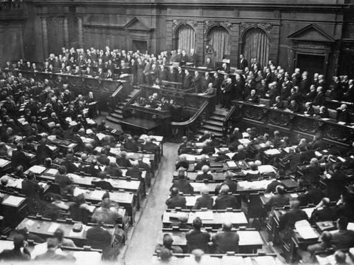 Rede von Reichskanzler Wilhelm Cuno im Reichstag, in der er den Protest der Regierung zur Ruhrbesetzung durch französische und belgische Truppen ab 11.1.1923, zum Ausdruck bringt. Blick in den Plenarsaal, während der Rede von Reichskanzler Cunos