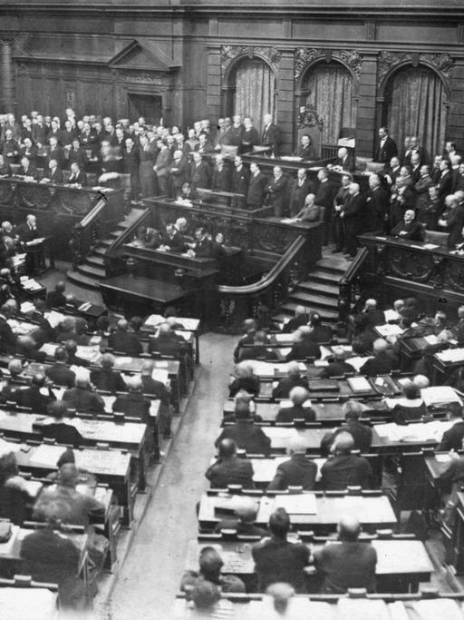 Rede von Reichskanzler Wilhelm Cuno im Reichstag, in der er den Protest der Regierung zur Ruhrbesetzung durch französische und belgische Truppen ab 11.1.1923, zum Ausdruck bringt. Blick in den Plenarsaal, während der Rede von Reichskanzler Cunos