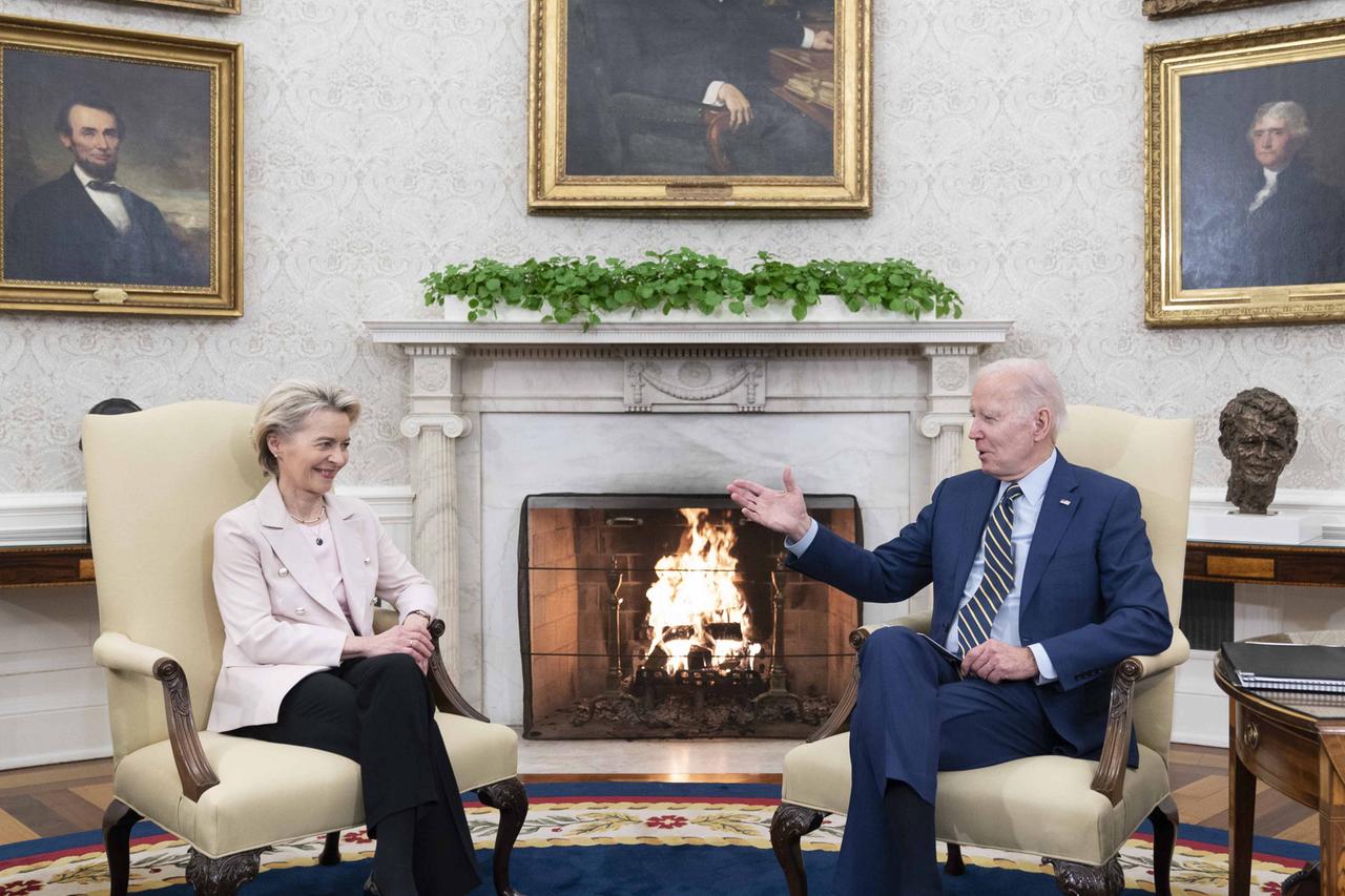 US-Präsident Joe Biden hat EU-Kommissionspräsidentin Ursula von der Leyen im Weißen Haus in Washington empfangen. Beide sitzen im Oval Office auf Sesseln vor einem Kamin. US-Präsident Joe Biden hat EU-Kommissionspräsidentin Ursula von der Leyen im Weißen Haus in Washington empfangen. Beide sitzen im Oval Office auf Sesseln vor einem Kamin.
