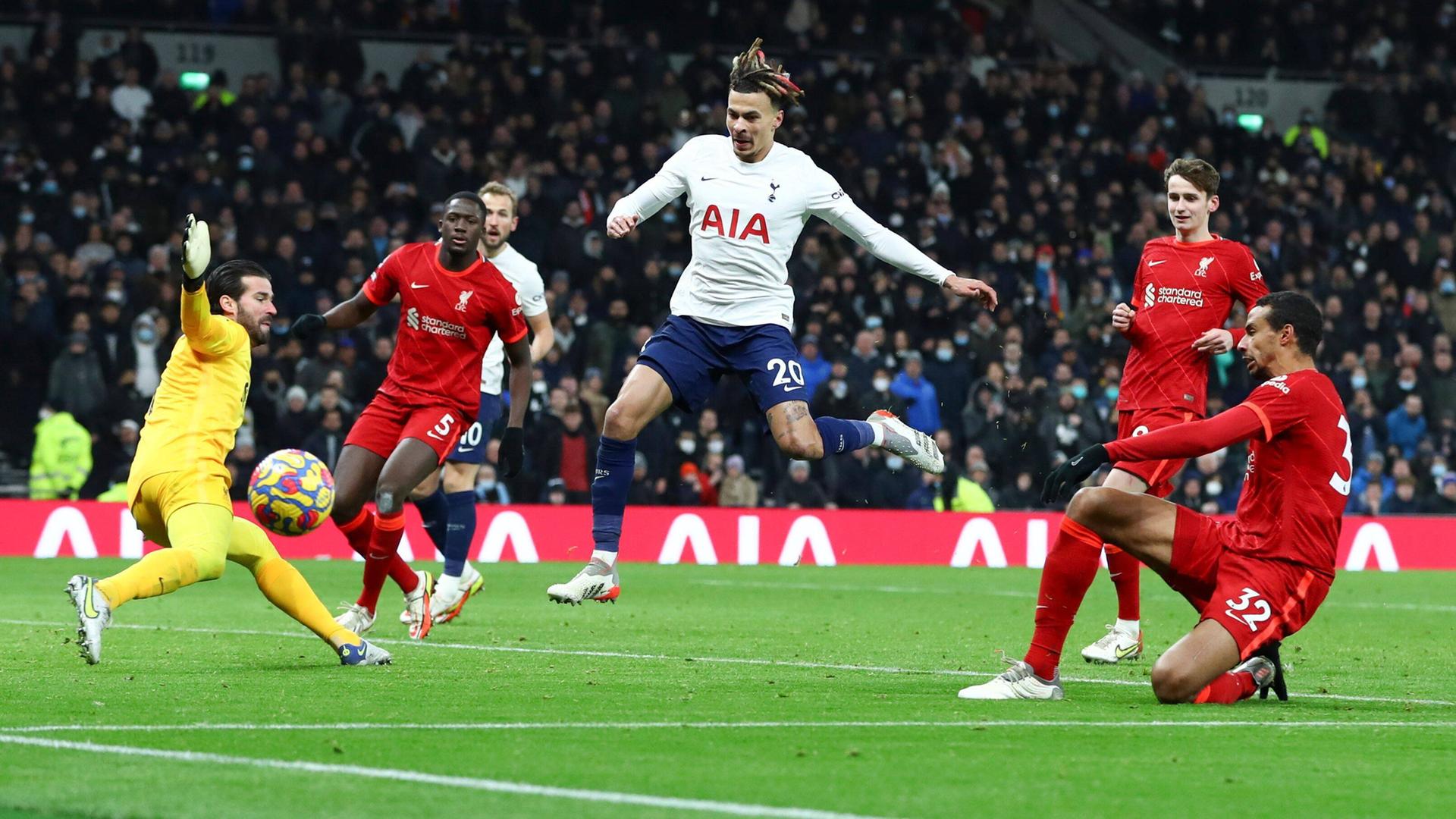 Dele Alli von Tottenham Hotspur schießt aufs Liverpooler Tor.
