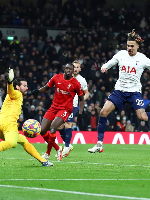 Dele Alli von Tottenham Hotspur schießt aufs Liverpooler Tor.