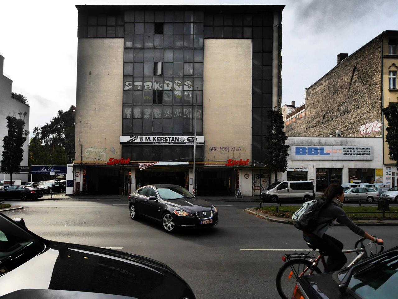 Ein Bild der Kant-Garage aus dem Jahr 2014. Der Putz des Gebäudes ist dunkelbesch, Graffiti ist auf dem Gemäuer. Auf dem Nachbargrundstück steht ein eingeschossiger Bau, vom nächsten Haus ist die Brandmauer zu sehen. Ein Bild der Kant-Garage aus dem Jahr 2014. Der Putz des Gebäudes ist dunkelbesch, Graffiti ist auf dem Gemäuer. Auf dem Nachbargrundstück steht ein eingeschossiger Bau, vom nächsten Haus ist die Brandmauer zu sehen.