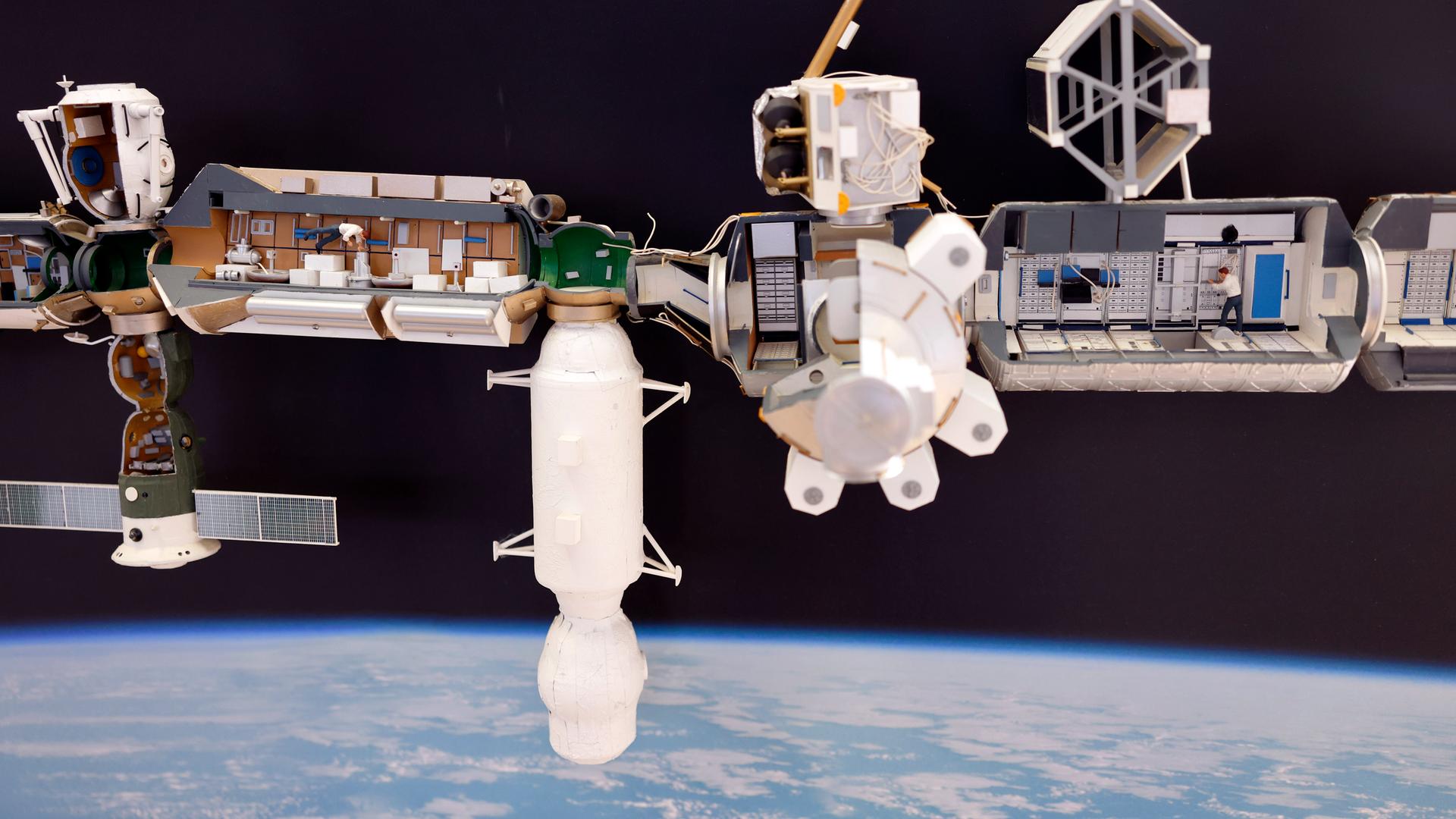 Ein Modell der Internationalen Raumstation ISS zu einem frühen Zeitpunkt ihrer Entstehung im EAC European Astronaut Centre auf dem DLR-Gelände Ein Modell der Internationalen Raumstation ISS zu einem frühen Zeitpunkt ihrer Entstehung im EAC European Astronaut Centre auf dem DLR-Gelände