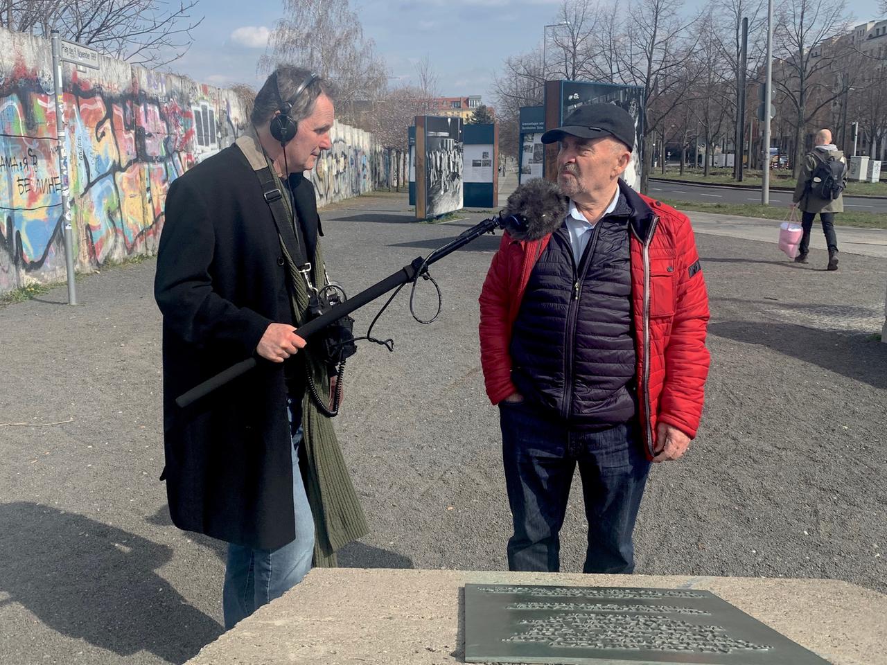 Pfarrer Rainer Eppelmann am ehemaligen Grenübergang Bornholmer Straße