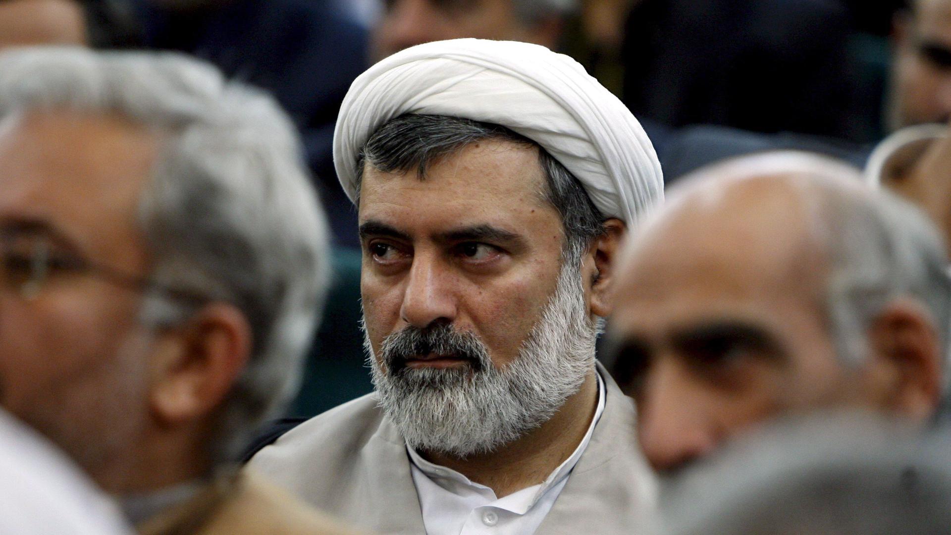 Mohsen Kadivar sitzt mit anderen Männern zusammen. Mohsen Kadivar sitzt mit anderen Männern zusammen.