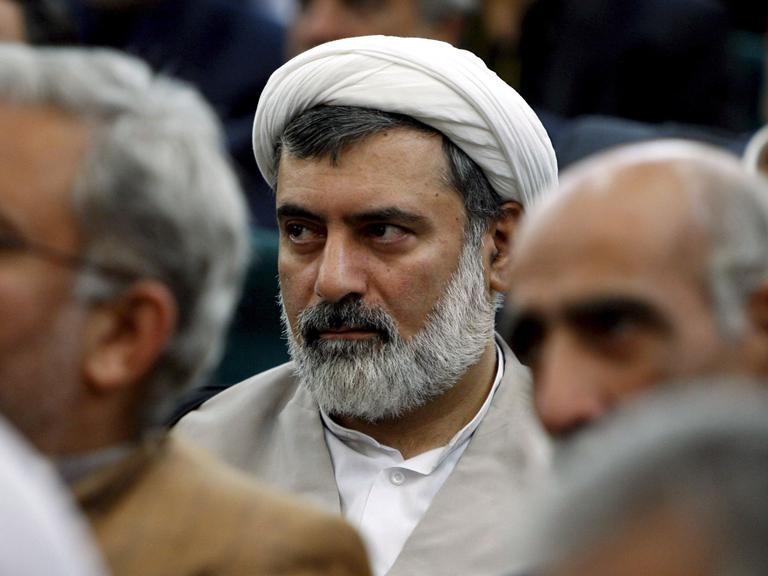 Mohsen Kadivar sitzt mit anderen Männern zusammen.