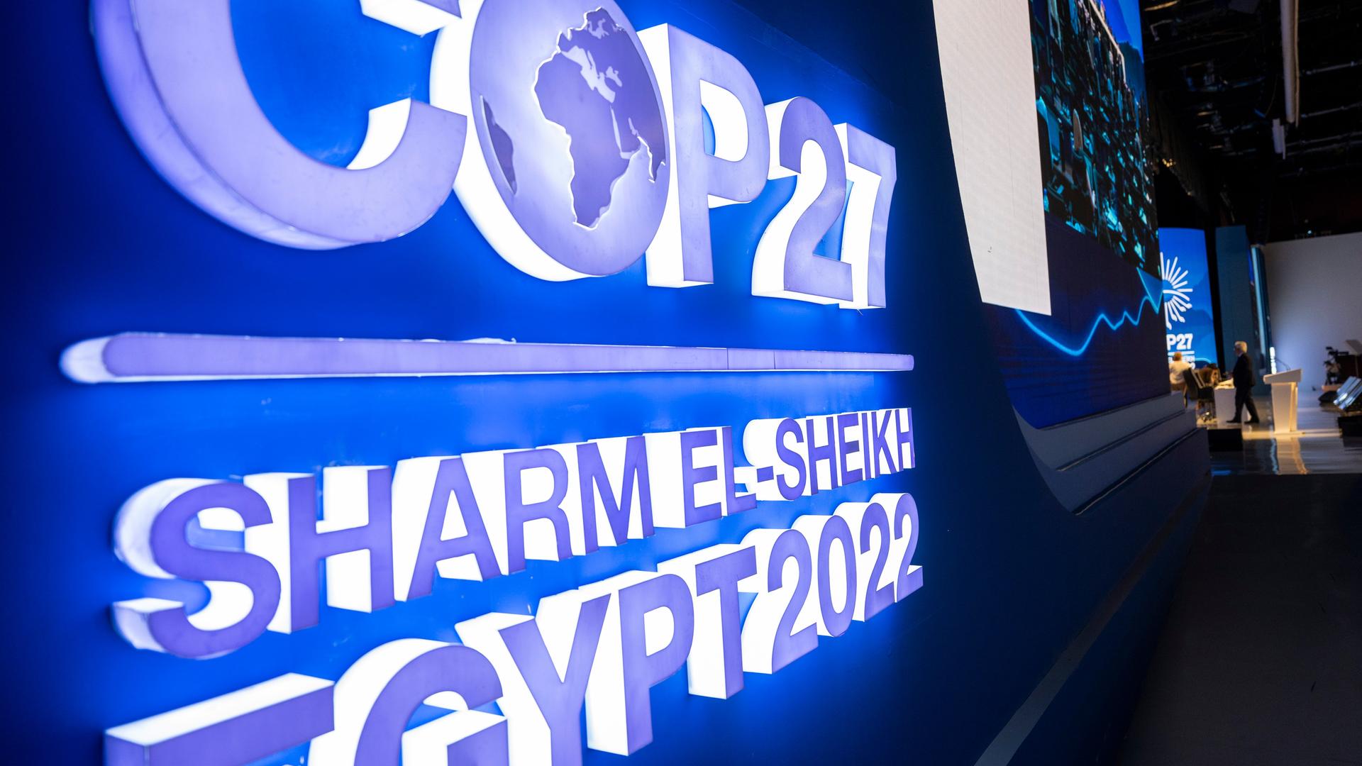 Bei der Abschlusszeremonie vom UN-Klimagipfel COP27 leuchtet das Logo des Klimagipfels. Bei der Abschlusszeremonie vom UN-Klimagipfel COP27 leuchtet das Logo des Klimagipfels.