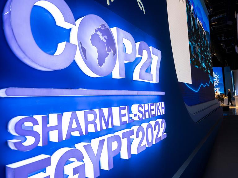 Bei der Abschlusszeremonie vom UN-Klimagipfel COP27 leuchtet das Logo des Klimagipfels.
