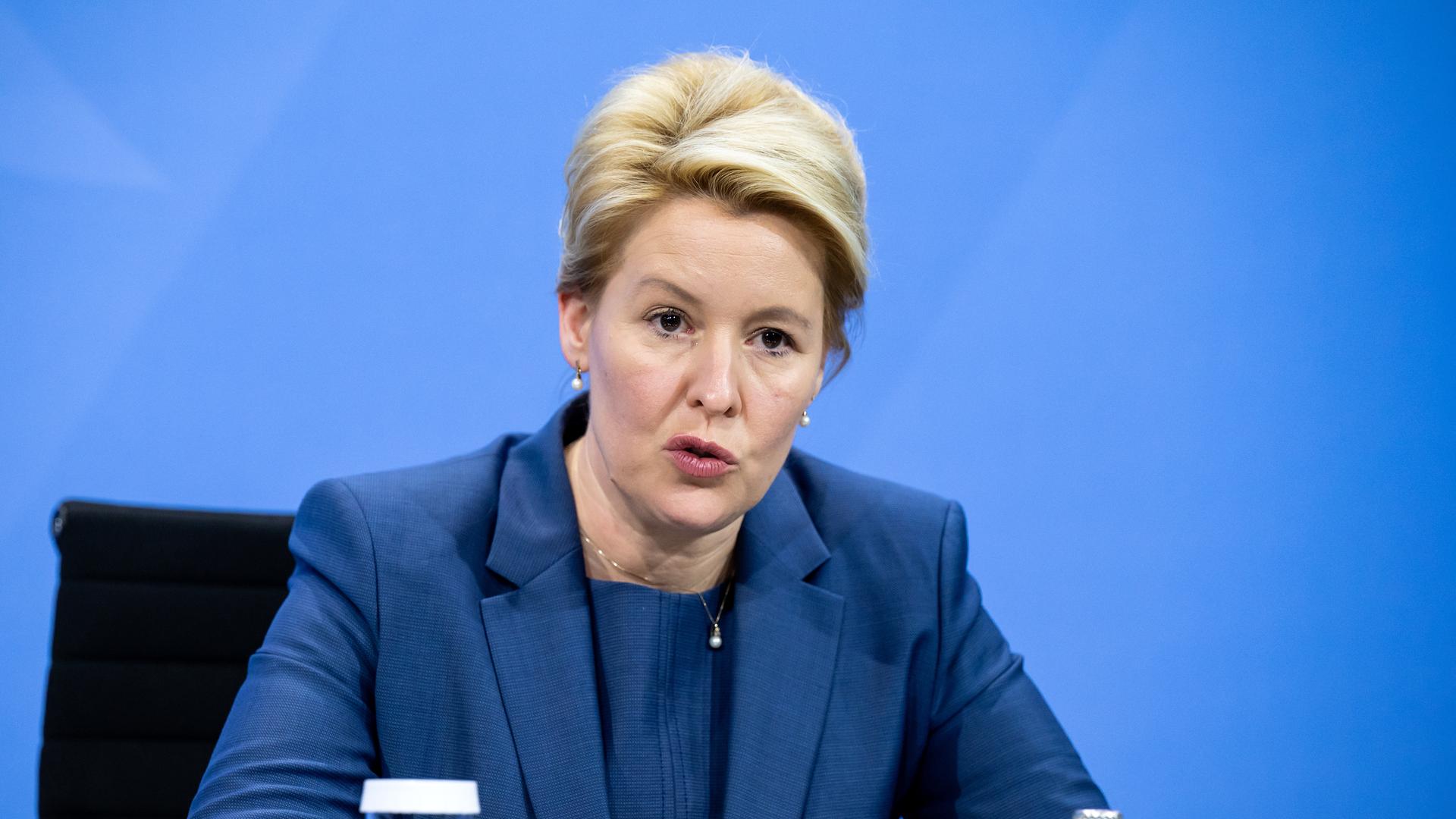 Berlins Regierende Bürgermeisterin - Giffey für "aufsuchendes Impfen" gegen die Pandemie