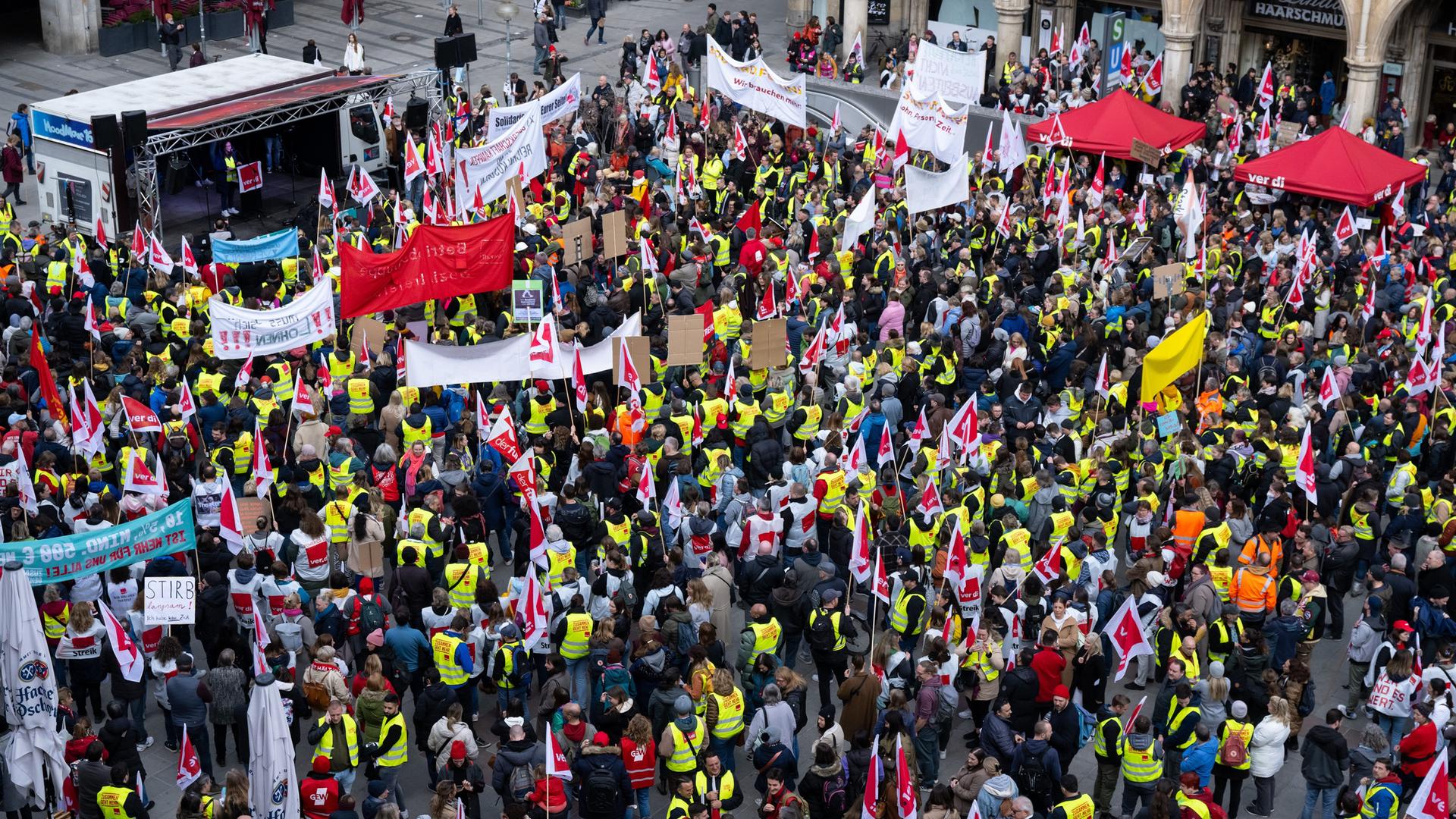 Bayern, München: Beschäftigte im öffentlichen Dienst nehmen auf dem Marienplatz an einem Warnstreik teil. Zahlreiche kommunale Betriebe bleiben am Dienstag geschlossen. Bayern, München: Beschäftigte im öffentlichen Dienst nehmen auf dem Marienplatz an einem Warnstreik teil. Zahlreiche kommunale Betriebe bleiben am Dienstag geschlossen.