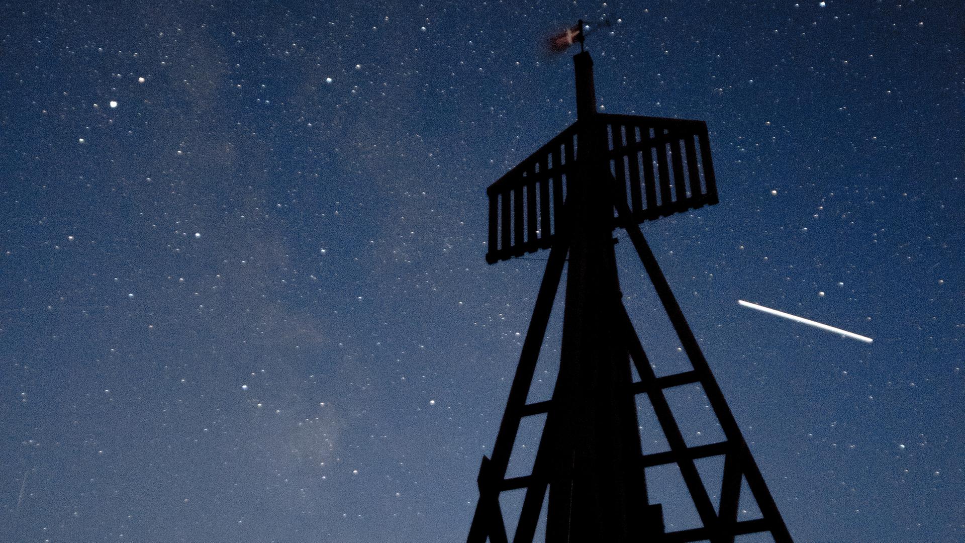 Auf dieser 15 Sekunden langen Belichtung ist die über den Himmel ziehende ISS zu einem Strich geworden. Im Vordergrund ist Æ Kåver zu sehen, das älteste Seezeichens Dänemarks. Auf dieser 15 Sekunden langen Belichtung ist die über den Himmel ziehende ISS zu einem Strich geworden. Im Vordergrund ist Æ Kåver zu sehen, das älteste Seezeichens Dänemarks.