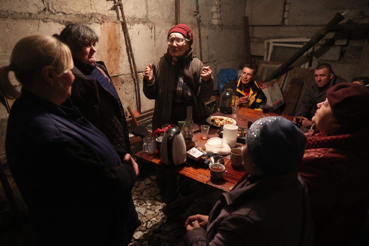 Mehrere Menschen in einem Keller in Lyssytschansk in der ukrainischen Region Luhansk. (Bild vom 13.4.2022)
