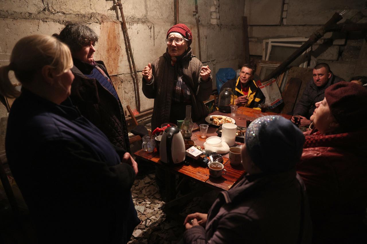 Mehrere Menschen in einem Keller in Lyssytschansk in der ukrainischen Region Luhansk. (Bild vom 13.4.2022) Mehrere Menschen in einem Keller in Lyssytschansk in der ukrainischen Region Luhansk. (Bild vom 13.4.2022)