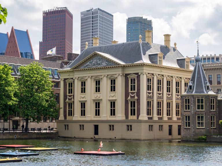 Das Museum Mauritshuis in Den Haag vom Wasser aus betrachtet.