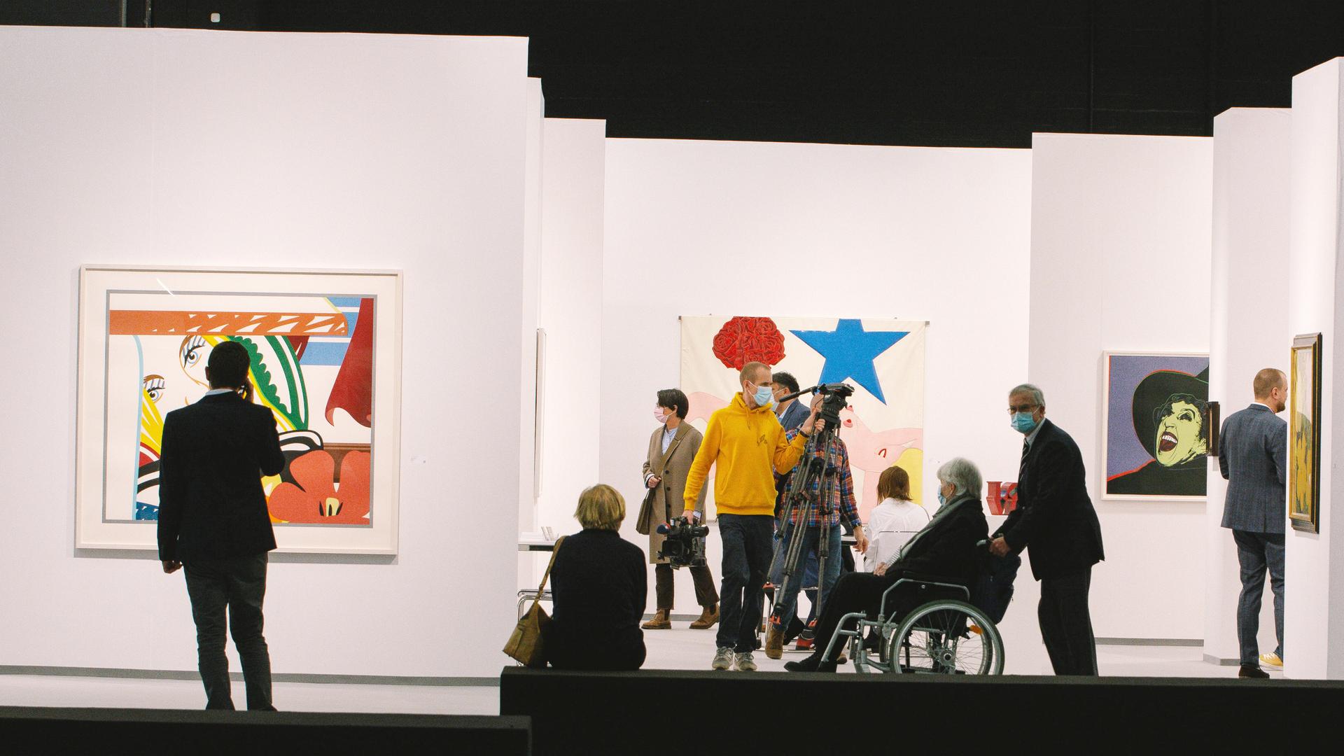 Die Art Cologne bei der Press Preview. Besucher:innen betrachten die Kunstwerke. Die Art Cologne bei der Press Preview. Besucher:innen betrachten die Kunstwerke.