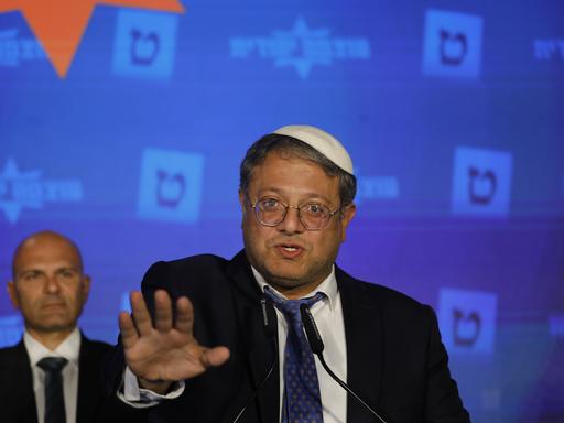 Itamar Ben-Gvir, rechtsextremer israelischer Abgeordneter und Vorsitzender der Partei "Jüdische Kraft", gibt nach den Auszählungen der israelischen Parlamentswahlen 2022, der fünften Parlamentswahl in nur dreieinhalb Jahren, eine Erklärung ab.
