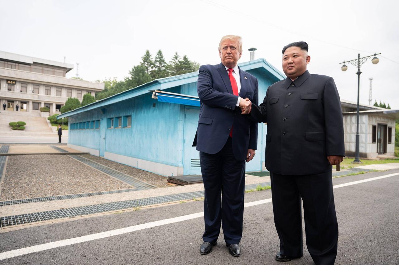 Der damalige US-Präsident Donald Trump und der nordkoreanische Staatschef Kim Jon-un reichen sich die Hände bei einem Treffen 2019 in der entmilitarisierten Zone zwischen Nord- und Südkorea Der damalige US-Präsident Donald Trump und der nordkoreanische Staatschef Kim Jon-un reichen sich die Hände bei einem Treffen 2019 in der entmilitarisierten Zone zwischen Nord- und Südkorea