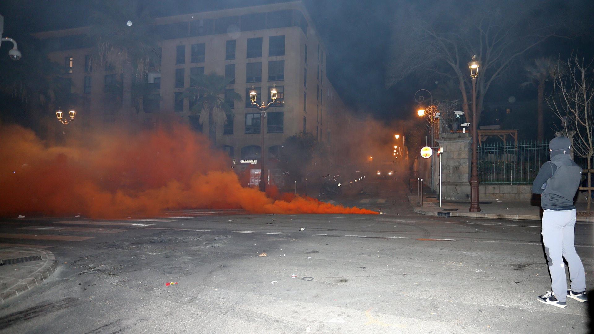 Vor dem Präfekturgebäude der Region Haute-Corse auf Korsika ist eine große rote Rauchbombe zu sehen. Vor dem Präfekturgebäude der Region Haute-Corse auf Korsika ist eine große rote Rauchbombe zu sehen.