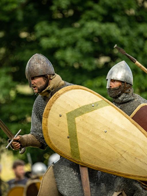 Zwei Männer in Rüstung nehmen im Juli 2023 am Festival für frühmittelalterliche Kriegsführung in Tschechien teil. 