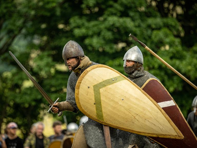 Zwei Männer in Rüstung nehmen im Juli 2023 am Festival für frühmittelalterliche Kriegsführung in Tschechien teil. 