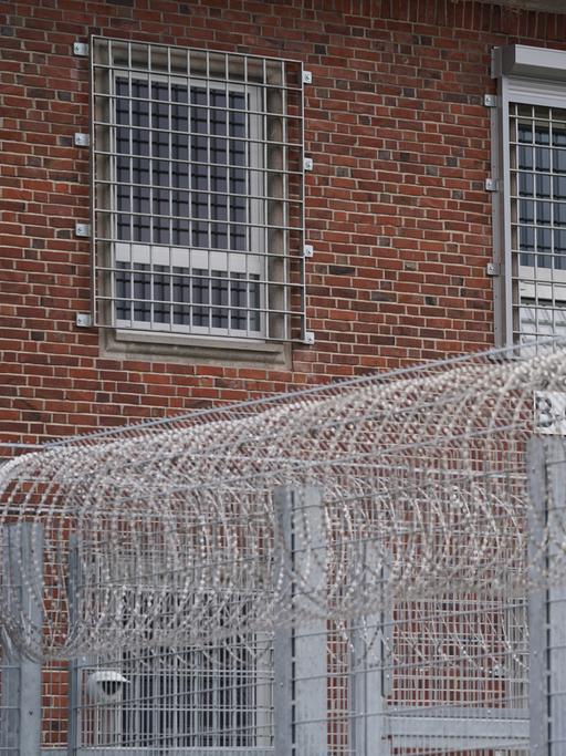 Blick auf die vergitterten Fenster der Haftzimmer in der Abschiebungshafteinrichtung Glücksstadt. 