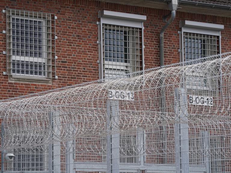 Blick auf die vergitterten Fenster der Haftzimmer in der Abschiebungshafteinrichtung Glücksstadt. 