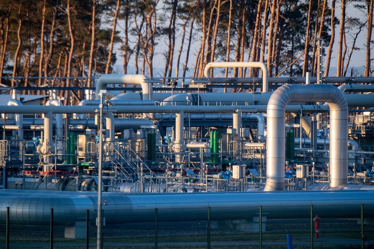 Blick auf Rohrsysteme und Absperrvorrichtungen in der Gasempfangsstation der Ostseepipeline Nord Stream 1 in Lubmin, Mecklenburg-Vorpommern. 