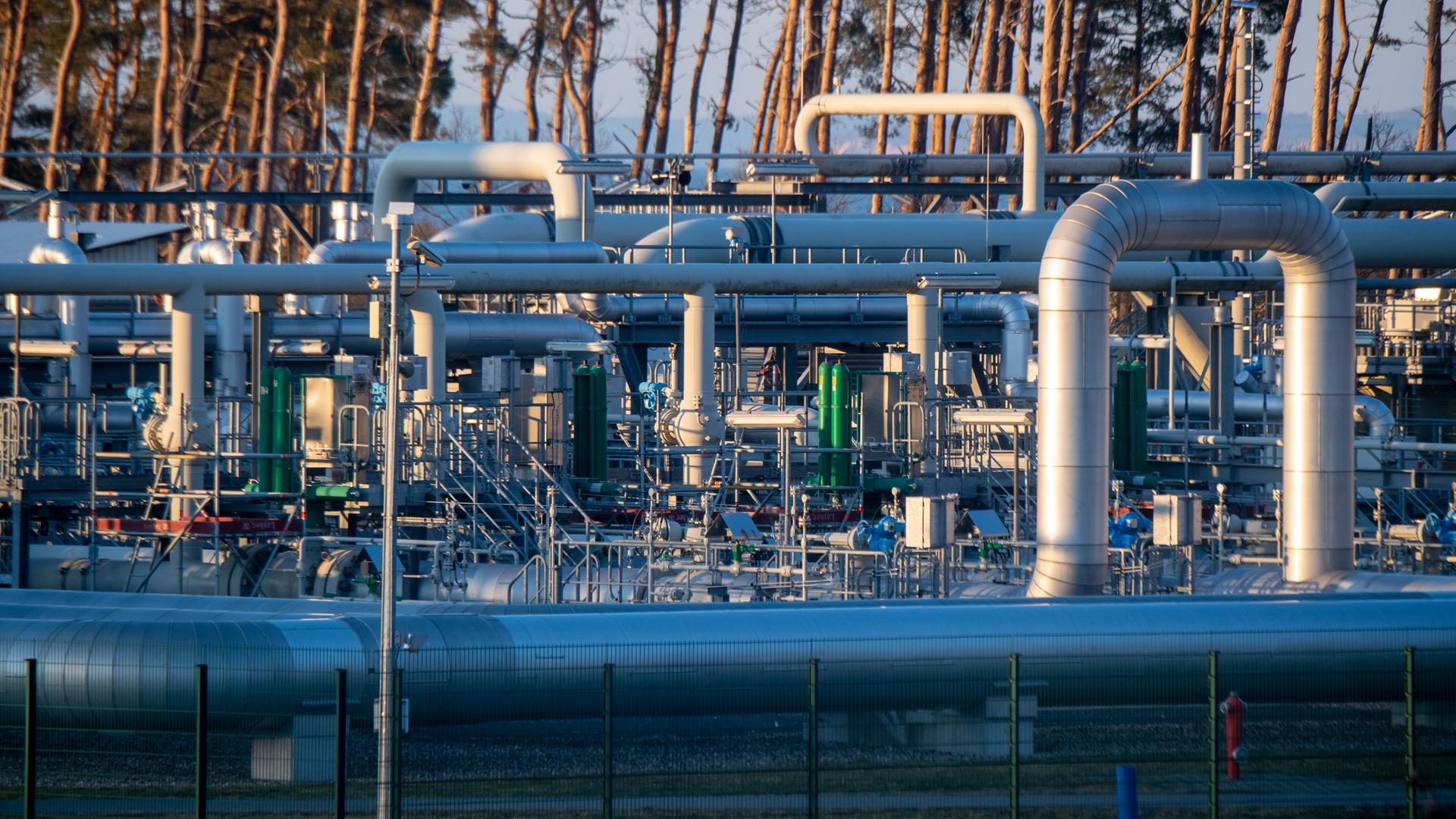 Blick auf Rohrsysteme und Absperrvorrichtungen in der Gasempfangsstation der Ostseepipeline Nord Stream 1 in Lubmin, Mecklenburg-Vorpommern. 