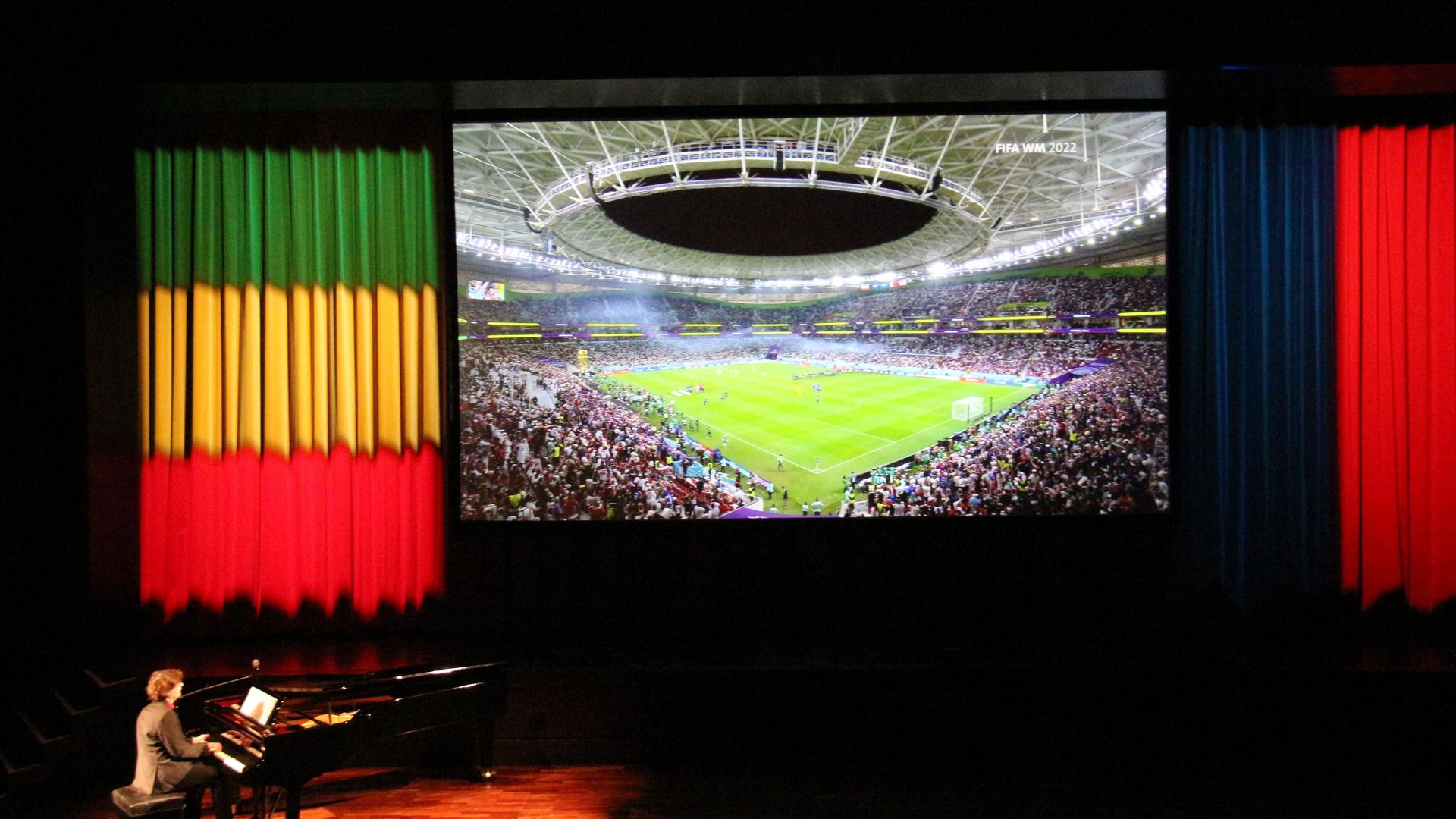 Stummfilmkomponist Stephan Graf von Bothmer bei einem Spiel der Fußball-Weltmeisterschaft 2022 Stummfilmkomponist Stephan Graf von Bothmer bei einem Spiel der Fußball-Weltmeisterschaft 2022