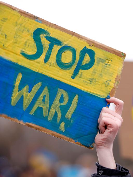 "Stop War" steht auf einnem Schild einer Fridays-for-Future-Demo gegen den Krieg Russlands in der Ukraine in Berlin