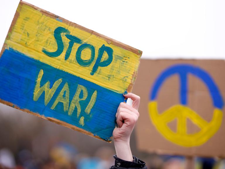"Stop War" steht auf einnem Schild einer Fridays-for-Future-Demo gegen den Krieg Russlands in der Ukraine in Berlin