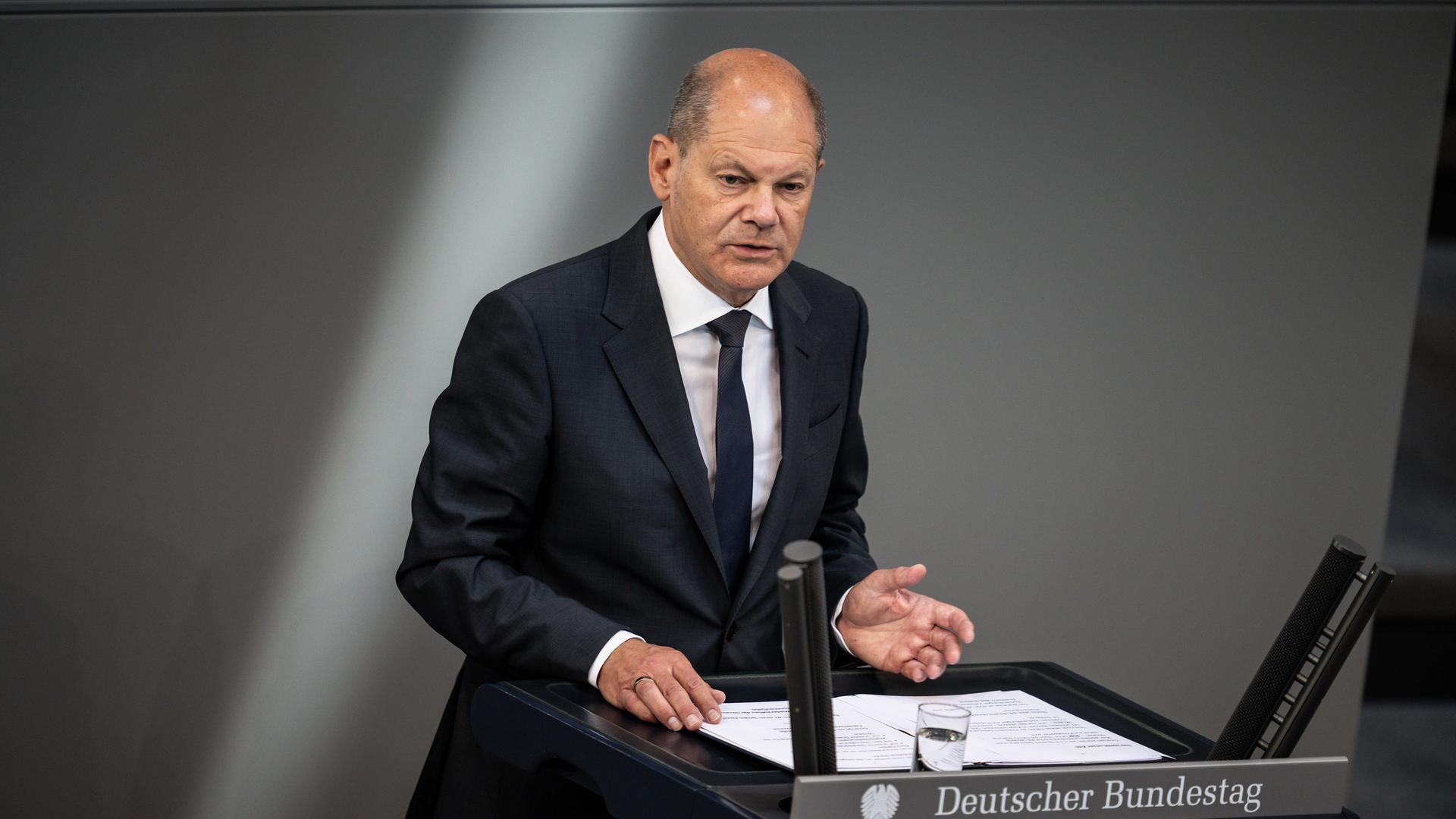 Berlin: Bundeskanzler Olaf Scholz (SPD) spricht bei einer Regierungserklärung zu den bevorstehenden Gipfeltreffen von EU, G7 und Nato. Berlin: Bundeskanzler Olaf Scholz (SPD) spricht bei einer Regierungserklärung zu den bevorstehenden Gipfeltreffen von EU, G7 und Nato.