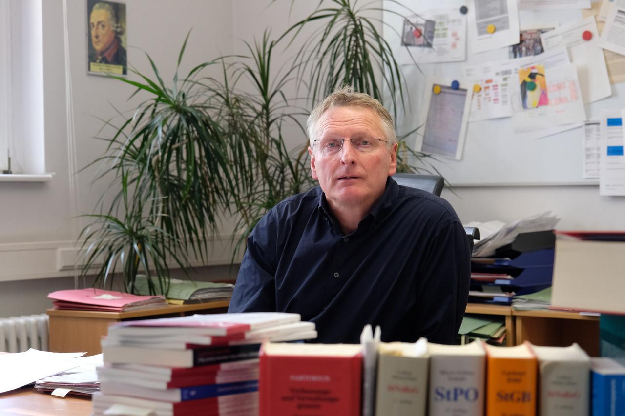 Porträt von Uwe Meyer-Odewald, der seit sechs Jahren die JVA Plötzensee leitet. Er sitzt in einem Büro hinter Aktenordnern. Porträt von Uwe Meyer-Odewald, der seit sechs Jahren die JVA Plötzensee leitet. Er sitzt in einem Büro hinter Aktenordnern.
