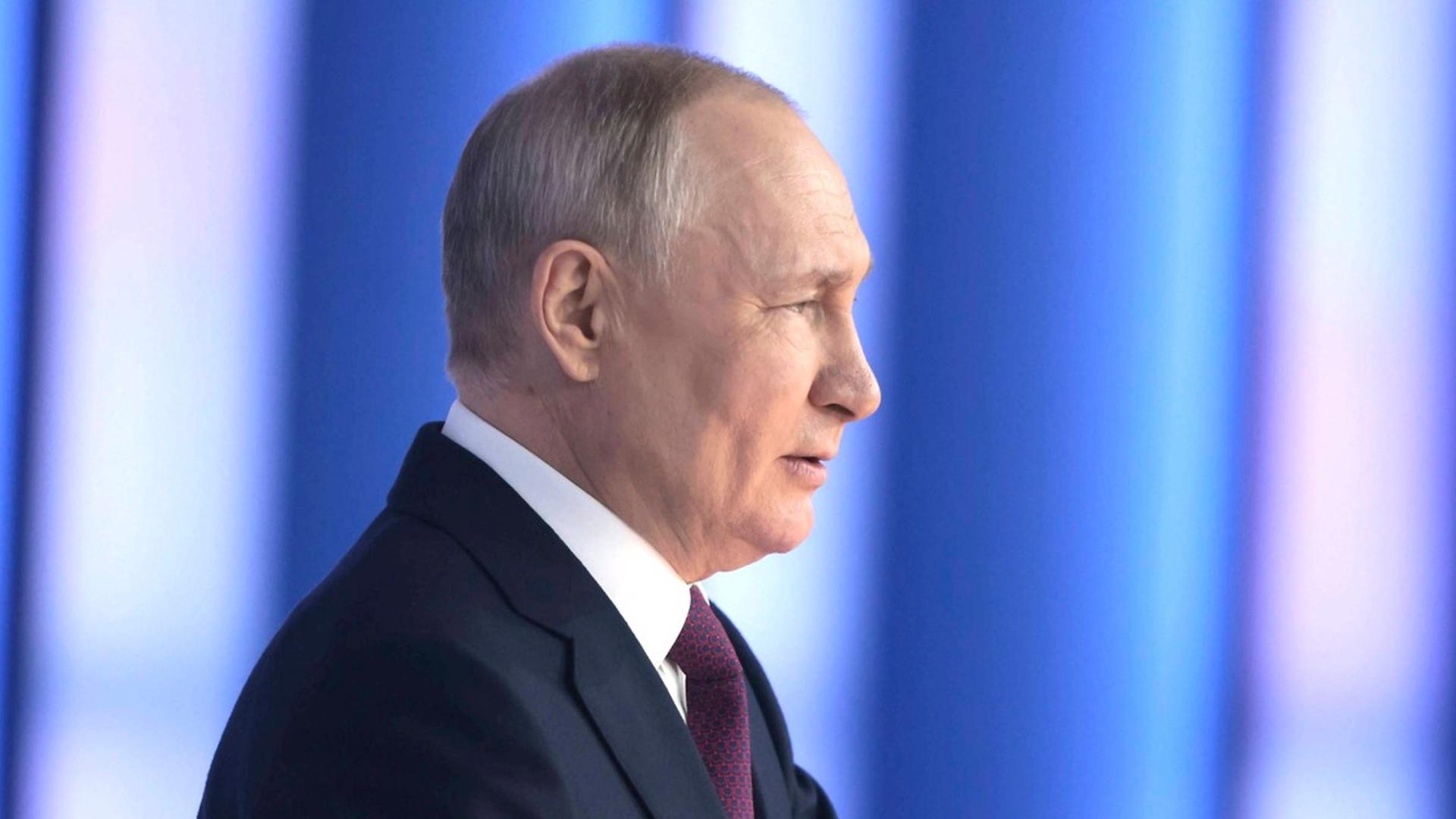 Wladimir Putin an einem Rednerpult.