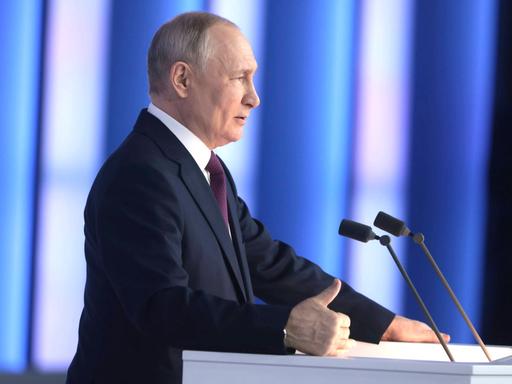 Wladimir Putin an einem Rednerpult.