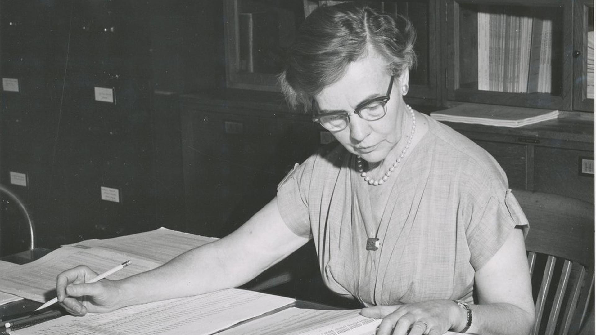 Eine der großen Astronominnen des 20. Jahrhunderts: Charlotte Moore Sitterly (1898-1990) in einer undatierten  Aufnahme.
