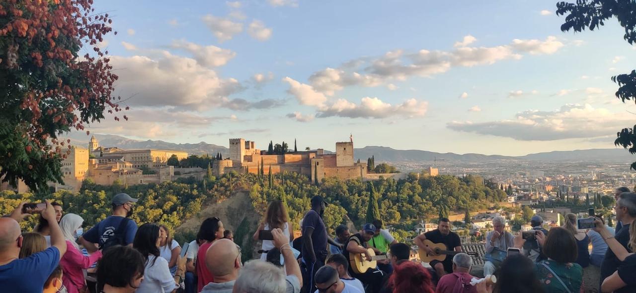 Blick von einem Aussichtspunkt in Granada aus auf die Alhambra.