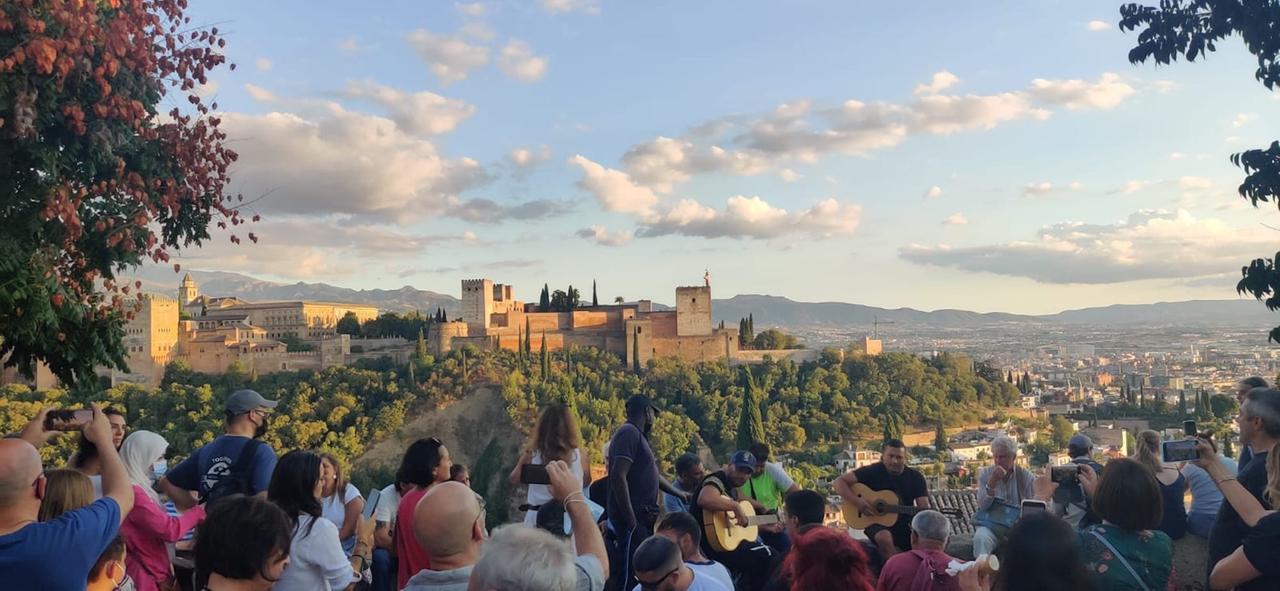 Blick von einem Aussichtspunkt in Granada aus auf die Alhambra. Blick von einem Aussichtspunkt in Granada aus auf die Alhambra.