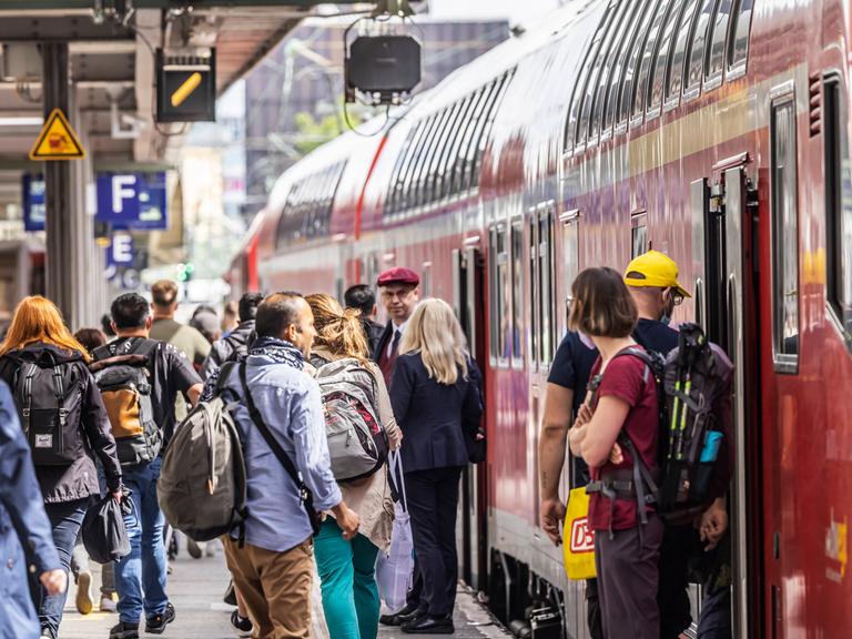Am Hauptbahnhof Stuttgart bescherte das 9-Euro-Ticket der Bahn im Juni 1922 ein starkes Aufkommen an Fahrgästen, we hier beim RE 5 Regionalexpress 5 nach Ulm.